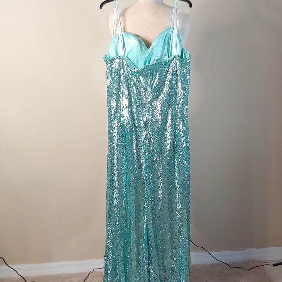 (9) NWT Faviana Green Sequined Long Gown in Plus Size (9) - Picture 2 of 2